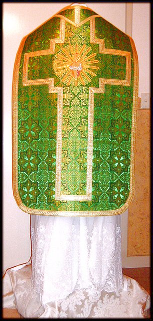 901 Green/Gold Russian Silk Roman Vestment Set